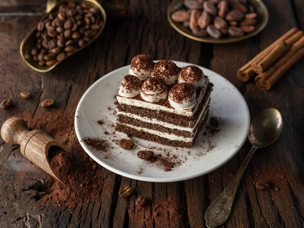 Skiva Chokladtårta Med Tiramisu Grädde Och Kakaopulver Träbord — Stockfoto