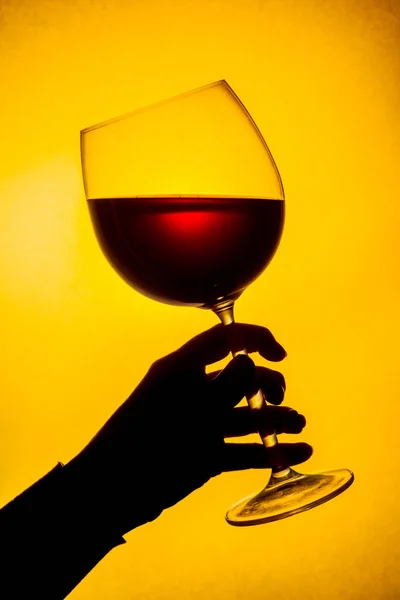 Den Rotwein Bei Sonnenuntergang Trinken Frau Hält Ein Glas Rotwein — Stockfoto