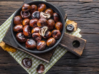 Tavada kızartılmış kestane meyvesi. Üst görünüm.