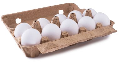 Beyaz arka planda izole edilmiş karton yumurta paketleme kutusu. Dosya kırpma yolu içeriyor.