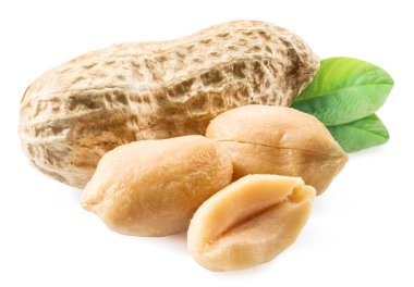 Soyulmuş fıstık ve fıstık kabuğu beyaz arka planda izole edilmiş. Yakın plan..