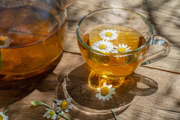 Glas Kruidenkamillethee Kamillebloemen Oude Houten Tafel Close — Stockfoto