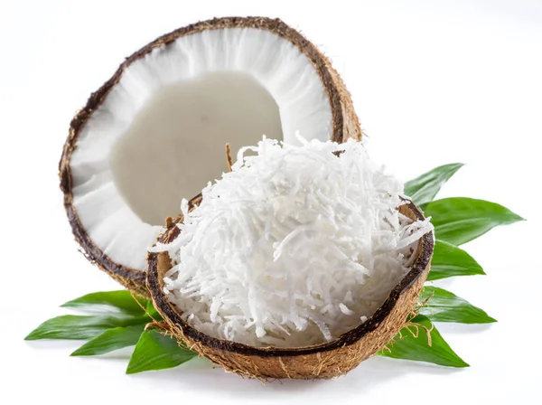 Pęknięty Owoc Kokosowy Białym Mięsem Rozdrobnionymi Płatkami Kokosowymi Wyizolowanymi Białym — Zdjęcie stockowe