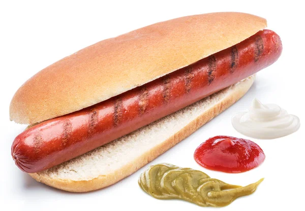 Hot Dog Grillowana Kiełbasa Bułce Sosami Ketchup Majonez Musztarda Izolowane — Zdjęcie stockowe