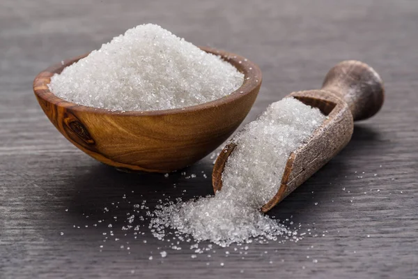 Weißer Raffinierter Zucker Holzschale Und Löffel Auf Dunklem Holztisch — Stockfoto