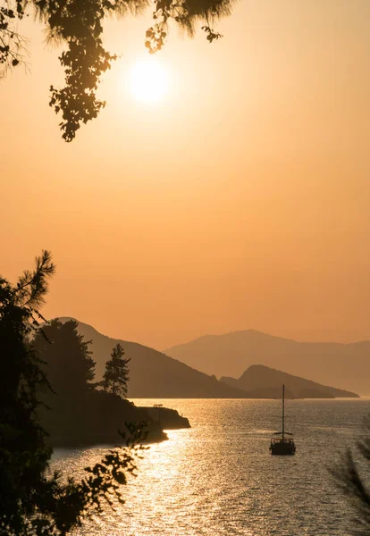 平静的大海和日落 太阳正在地平线上的山丘后面落下 美丽的自然背景 — 图库照片