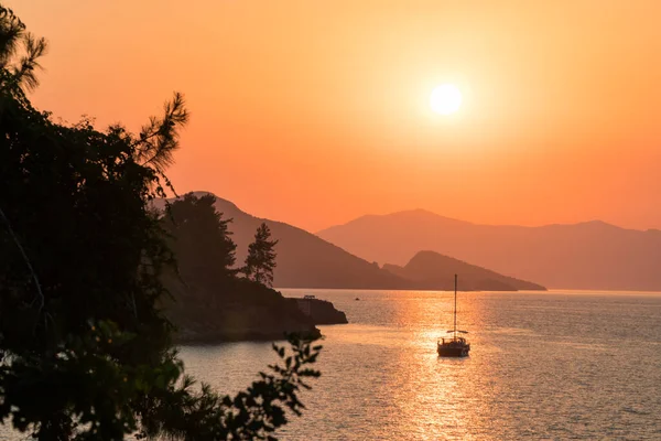 Sakin Deniz Gün Batımı Güneş Ufuktaki Tepelerin Ardında Batıyor Güzel — Stok fotoğraf