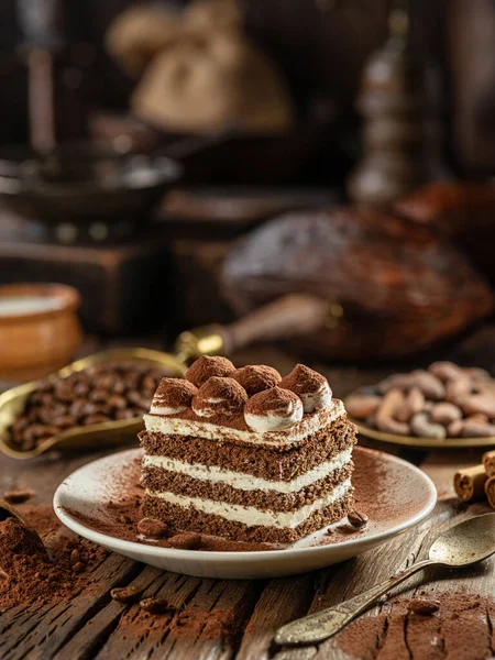크림을 곁들인 초콜릿 케이크와 식탁에 코코아 — 스톡 사진