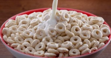 Süt akıntısı yavaşça bir kase mısır gevreğine döküldü. Sabah kahvaltısı. Blackmagic Ursa Pro G2, 300 fps.