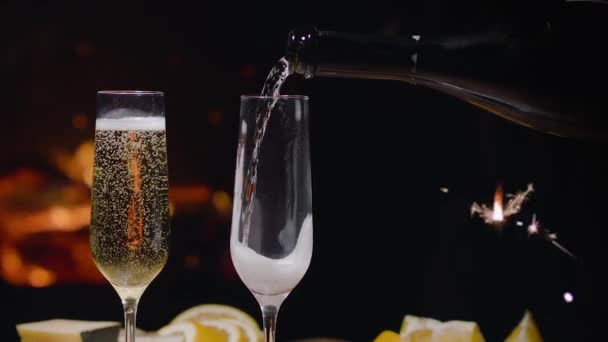 Champagne Wordt Gegoten Een Glas Voor Open Haard Met Een — Stockvideo