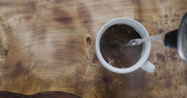 Água Fervente Derramada Uma Xícara Com Café Natural Moído Hora — Vídeo de Stock