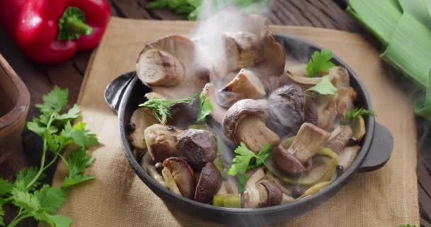 Sartén Con Champiñones Porcini Fritos Está Sobre Una Mesa Madera — Vídeos de Stock