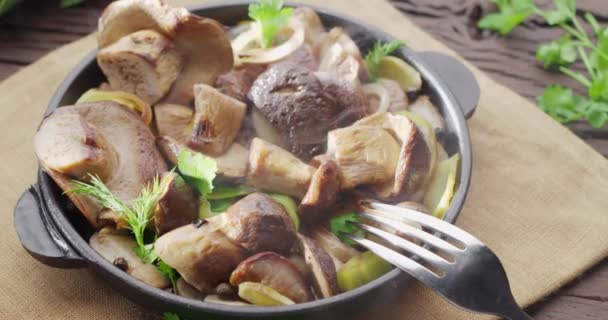 Frying Pan Fried Porcini Mushrooms Stands Vintage Wooden Table Emits — Stock Video