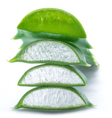 Aloe ya da Aloe vera beyaz arka planda taze yapraklar ve dilimler.