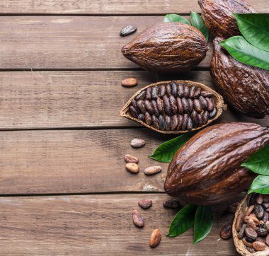 Kakao kabuğu ve kakao çekirdeği ahşap masada. Üst görünüm.