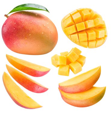 Mango meyveli ve beyaz arka planda izole edilmiş mango küpleri ve yaprakları var. Organik yiyecekler.
