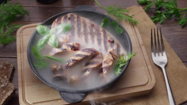 Sartén Con Filete Pollo Parrilla Sobre Una Mesa Madera Emite — Vídeo de stock