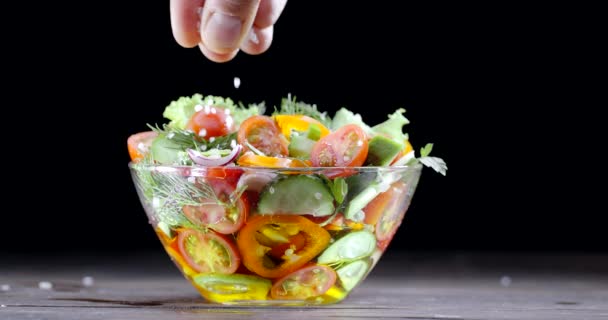 Ruka Vidličkou Píchne Kus Čerstvého Zeleninového Salátu Skleněné Mísy Černým — Stock video
