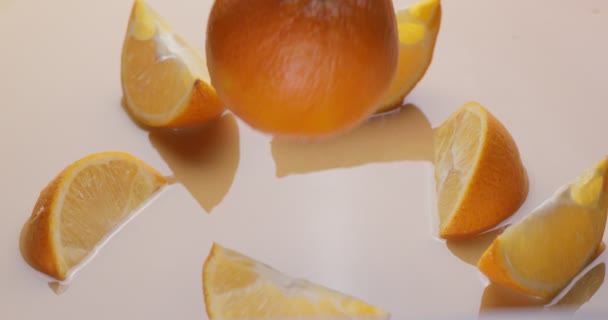 Sinaasappelfruit Valt Langzaam Het Sinaasappelsap Met Sinaasappelschijfjes Zorgt Voor Veel — Stockvideo