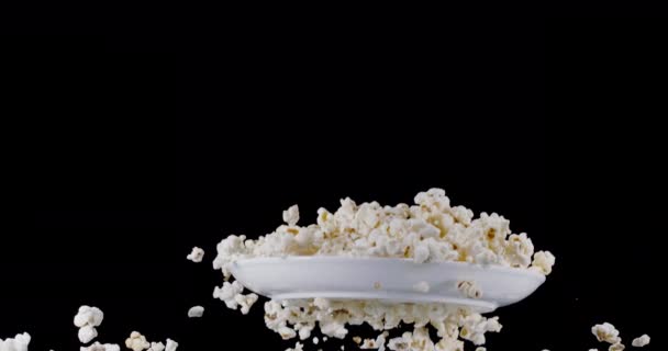 Popcorn Vlokken Samen Met Een Witte Plaat Langzaam Neer Vliegen — Stockvideo