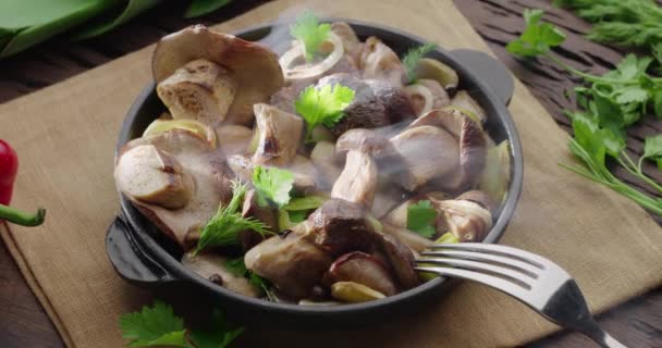 Stekpanna Med Stekt Porcini Svamp Står Vintage Träbord Och Avger — Stockvideo