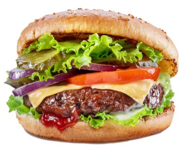 Sığır pirzolası, sebze ve soğanlı leziz bir hamburger, beyaz arka planda izole edilmiş. Fast food konsepti.