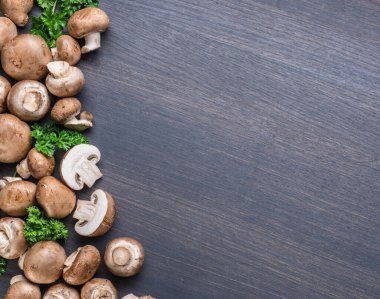 Kahverengi renkli yenilebilir mantarlar ya da siyah masada otlu kremini mantarlar. Üst görünüm.