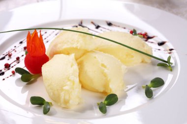 Patates püresi ya da patates püresi genellikle ana yemek olarak verilir..