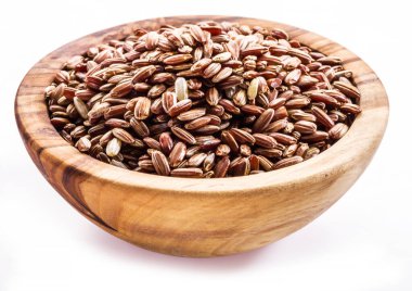 Kahverengi pirinç - dış gövdeli tam tahıllı pirinç veya beyaz arka planda ahşap kasede kabuk.