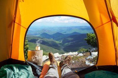Açık çadır girişinden doğanın muhteşem manzarası. Romantik yürüyüş ve kampın güzelliği. 