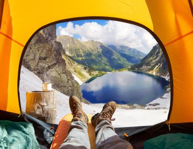 Açık çadır girişinden doğanın muhteşem manzarası. Romantik yürüyüş ve kampın güzelliği. 