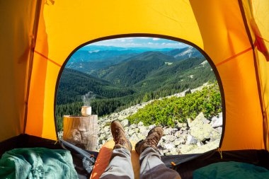 Açık çadır girişinden doğanın muhteşem manzarası. Romantik yürüyüş ve kampın güzelliği. 