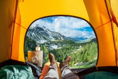 Açık çadır girişinden doğanın muhteşem manzarası. Romantik yürüyüş ve kampın güzelliği. 