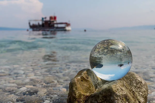 Kristallen Bal Stenen Bij Zee Origineel Ondersteboven Zicht Afgerond Perspectief — Stockfoto