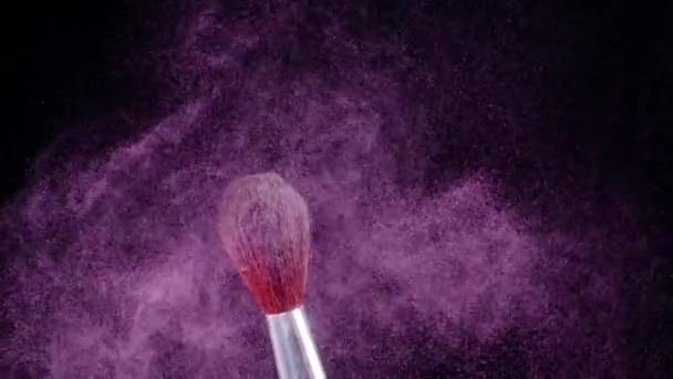 Cepillo Maquillaje Tiembla Crea Remolino Partículas Finas Polvo Rosa Sobre — Vídeo de stock