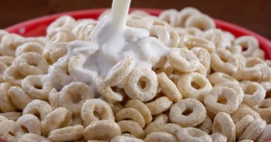 Süt akıntısı yavaşça bir kase mısır gevreğine döküldü. Sabah kahvaltısı. Blackmagic Ursa Pro G2, 300 fps.