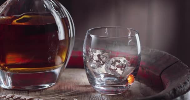 Cubo Hielo Cae Lentamente Vaso Pie Sobre Barril Vintage Whisky — Vídeos de Stock