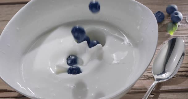 Blaubeeren Fallen Langsam Joghurt Morgens Gesundes Frühstück 300Fps — Stockvideo