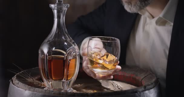 Mannen Kostym Och Skägg Sommelier Tar Ett Glas Whisky Från — Stockvideo