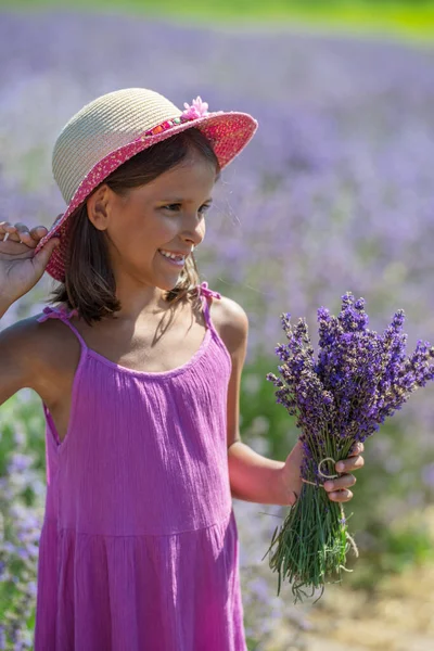 Retrato Niña Con Ramo Lavanda Mano Campo Lavanda —  Fotos de Stock