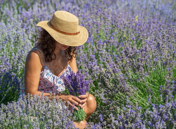 Mulher Chapéu Palha Com Buquê Lavanda Campo Lavanda — Fotografia de Stock