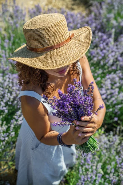 Woman Walking Flowering Lavender Field Gathering Flowers — Stock Photo, Image