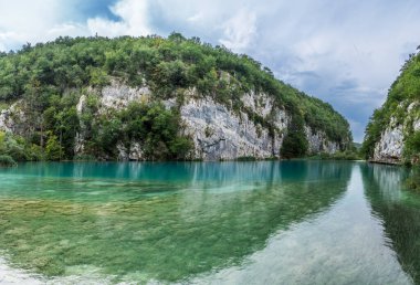 Plitvice Lakes Ulusal Parkı, Hırvatistan ve UNESCO 'nun Dünya Mirası' ndaki en eski ve en büyük ulusal parklardan biri. Avrupa 'yı gezmek.