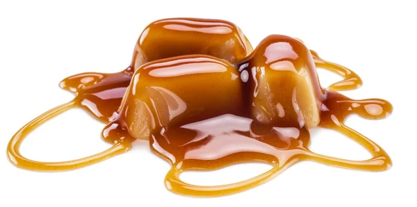 Karamel Snoepjes Bedekt Met Gesmolten Suikerkaramel Geïsoleerd Witte Achtergrond — Stockfoto