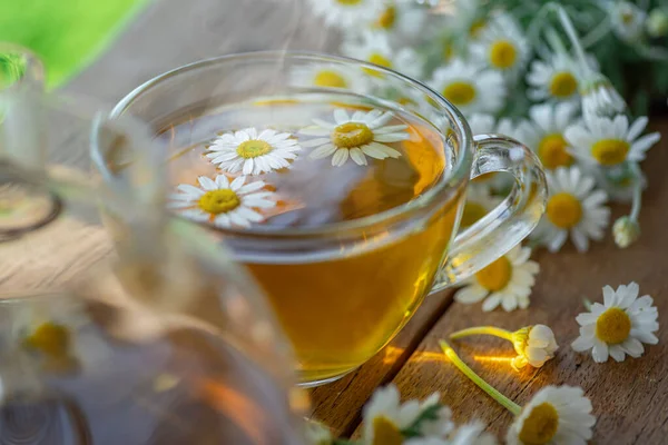 Herbata Ziołowa Rumianek Kwiaty Rumianku Drewnianym Stole Zamknij Się — Zdjęcie stockowe