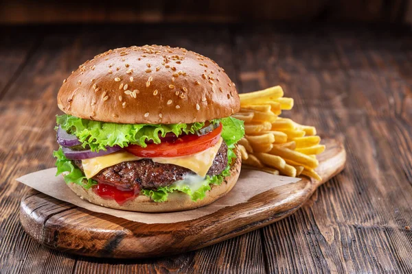 Läcker Burgare Med Potatis Pommes Frites Ett Träbord Med Mörkbrun — Stockfoto