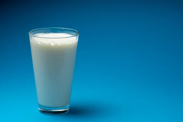Glas Verse Melk Geïsoleerd Blauwe Achtergrond — Stockfoto