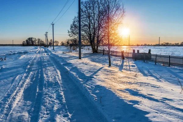 Χειμώνας Έξω Από Μεγάλη Πόλη Χιονισμένο Αγροτικό Χειμερινό Τοπίο — Φωτογραφία Αρχείου