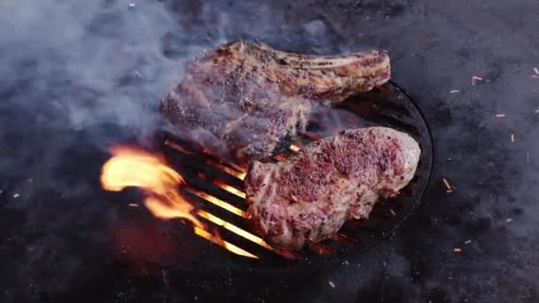 在烤肉烤架上 用火把烤着 用调料烤着的眼圈冒着热气 相机旋转缓慢 4K慢动作 — 图库视频影像