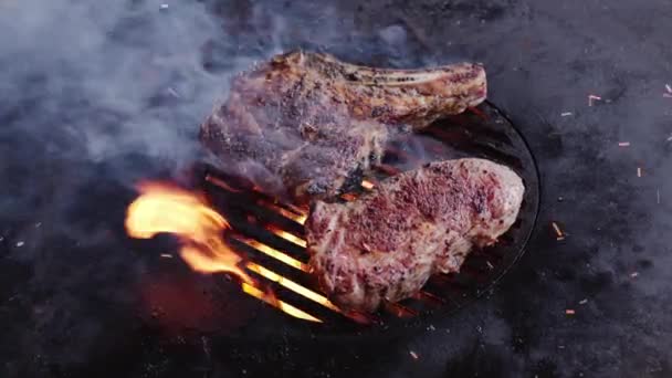 Steki Żeberkowe Przyprawami Ruszcie Grillowym Płonącym Ogniem Powolny Obrót Kamery — Wideo stockowe